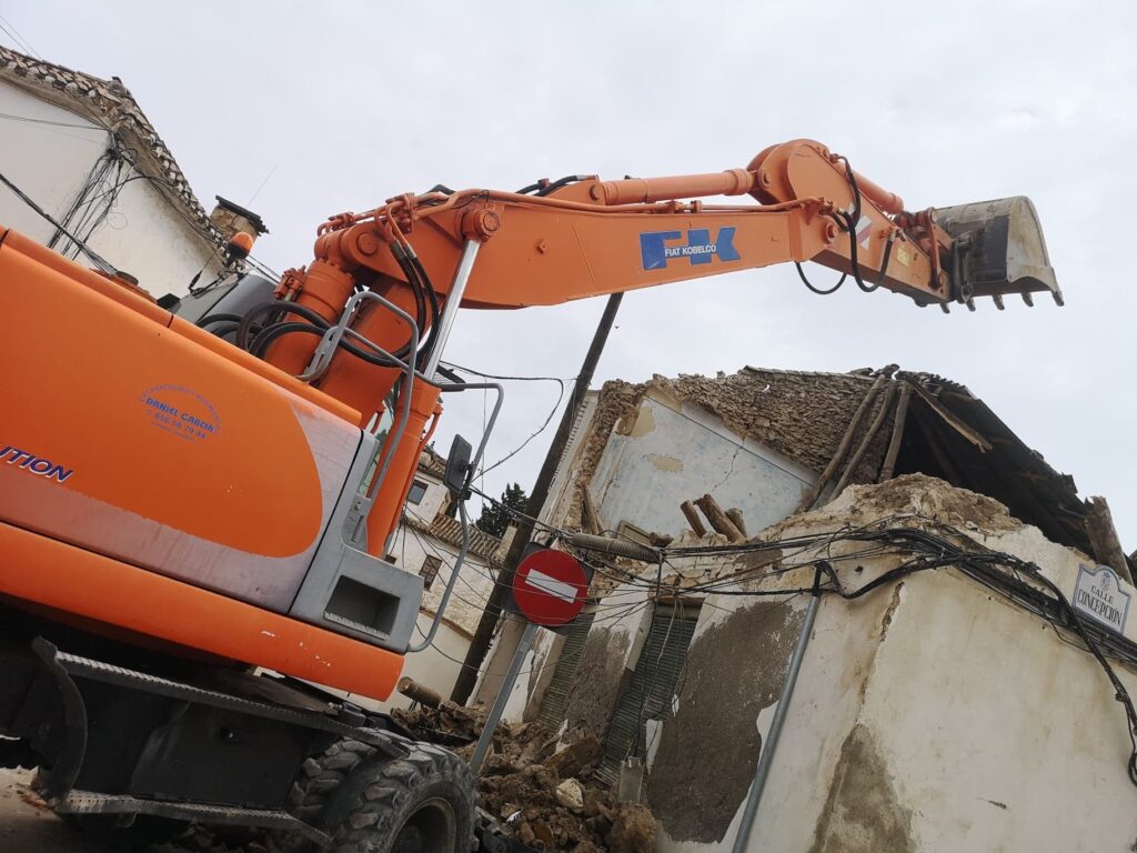 Maquinaria de demolición en un proyecto de obra en Granada