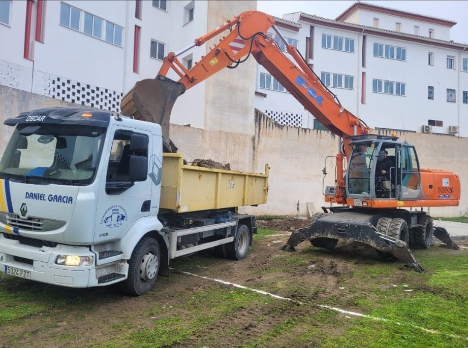 Maquinaria de trabajo en un proyecto de excavación en Granada