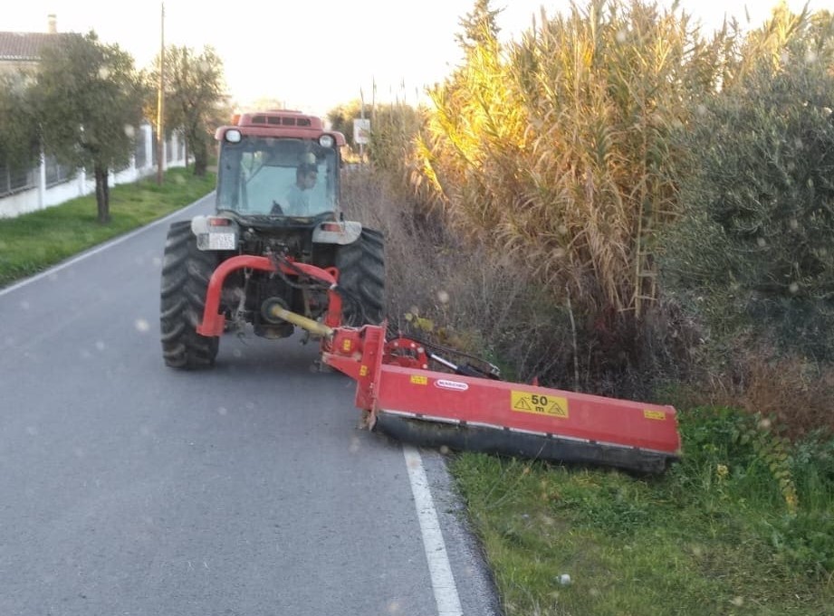 Maquinaria de desbroce trabajando en una carretera de Granada