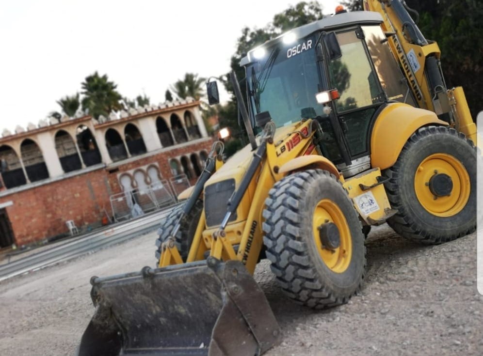 Maquinaria utilizada para perforaciones y zanjas en Granada